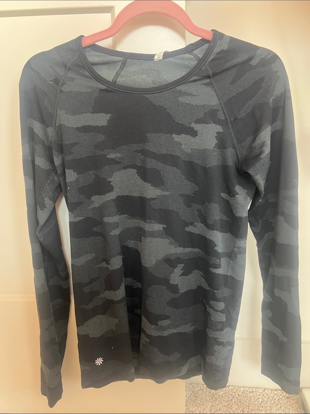 Athleta momentum long sleeve top black camo small